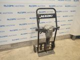 une image représentant une machine posée devant un mur