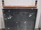 un gros plan sur un radiateur dans une pièce aux murs blancs