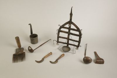 un grand nombre d'outils posés sur une table