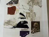 une photo d'une œuvre d'art posée sur une table