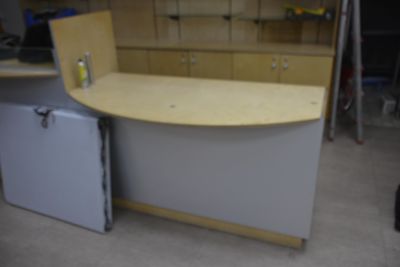 Sur désignation. Comptoir mélaminé, sans la table, en l'état