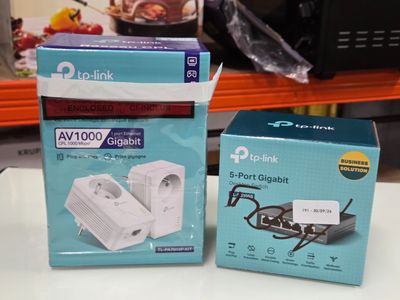 deux boîtes de prises électriques posées sur une table dans un magasin