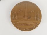 an image of a gold coin with a picture of a monument on it