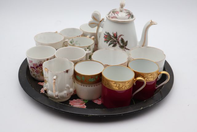 Lot de tasses dépareillées et pot à lait en porcelaine