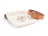 un collier pour chien en cuir marron avec une pochette blanche et un collier pour chien en cuir marron