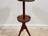 une table en bois sur laquelle sont posés trois plateaux