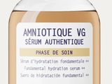 un gros plan d'un flacon de sérum sur fond blanc
