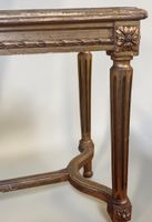 Banquette en bois doré, mouluré et sculpté de rosaces reposa… (photo 4)
