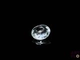 une image représentant une boule de cristal transparente posée sur une surface noire