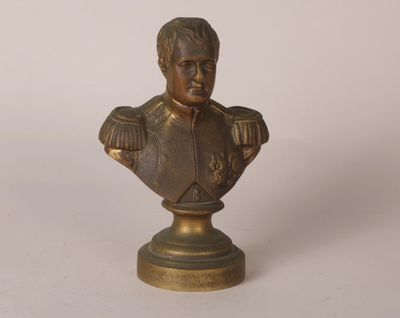 buste en bronze représentant un homme en uniforme militaire, posé sur un socle