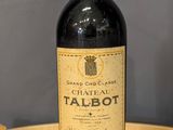 une bouteille de vin posée sur une table en bois