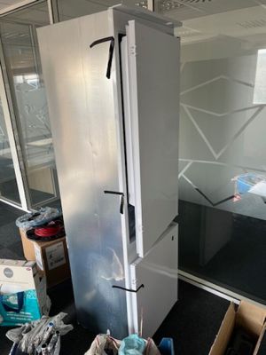 un réfrigérateur au milieu d'une pièce en cours de rénovation