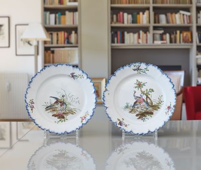 deux assiettes ornées d'oiseaux, posées sur une table