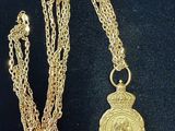 un collier plaqué or orné d'un médaillon