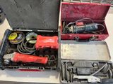 une boîte à outils avec des outils à l'intérieur sur une table