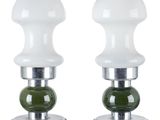 une paire de lampes de table en verre blanc et vert sur des pieds en métal