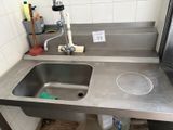 un évier en inox dans une cuisine équipée d'un robinet en métal