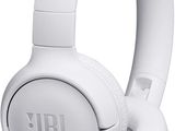 Les écouteurs JBL sont blancs et sont équipés d'un microphone intégré.