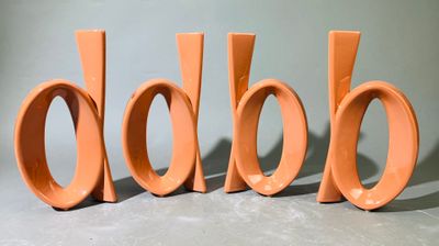 trois lettres orange qui forment le mot « dob »