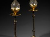 paire de bougeoirs en laiton et en verre