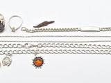 beaucoup de bijoux posés sur la table