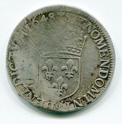 une vieille pièce d'argent surmontée d'une couronne