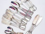 beaucoup de cuillères et de fourchettes en argent sur la table