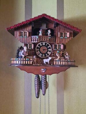 une horloge à coucou accrochée au mur d'une maison
