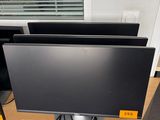 un bureau sur lequel sont posés deux écrans et un ordinateur portable