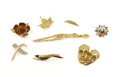 de nombreux types de broches sur un fond blanc