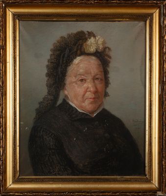 portrait d'une femme en robe noire, avec une fleur dans les cheveux