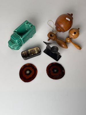 de nombreux objets différents posés sur une table
