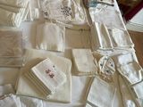 une table sur laquelle sont disposées de nombreuses serviettes blanches