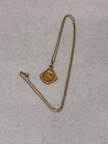 Chaine de cou en or 18 carats 750 millièmes et médaille. En règle