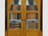une photo d'une bibliothèque en bois remplie de nombreux livres