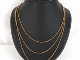 un collier à chaîne en or sur un mannequin mannequin mannequin mannequin mannequin mannequin mannequin mannequin mannequin mannequin