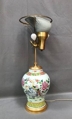 l'image d'une lampe posée sur une table
