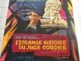 affiche de cinéma représentant un homme tenant un couteau devant une grande affiche représentant un homme