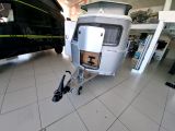 une photo d'une caravane garée dans un showroom