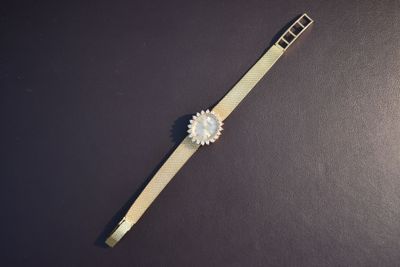 une montre posée sur une table
