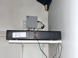 un téléviseur posé sur un boîtier noir dans une pièce