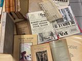 de nombreux livres anciens éparpillés sur le sol de cette pièce