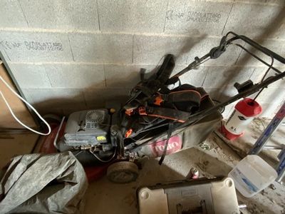 une tondeuse à gazon qui est rangée dans un garage