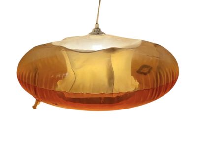 une lampe suspendue à un plafonnier