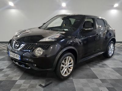 une photo d'une Nissan Juke noire garée sur un sol à damier