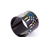 un gros plan d'une bague noire ornée de motifs colorés