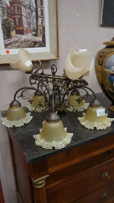 Un lustre métal à cinq tulipes et un plafonnier circulaire à… - Photo 1