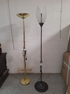 deux lampes placées l'une à côté de l'autre dans une pièce