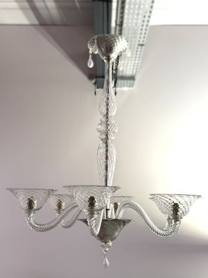 un lustre en verre suspendu au plafond d'une pièce
