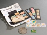 beaucoup de timbres et une pièce de monnaie posés sur une table